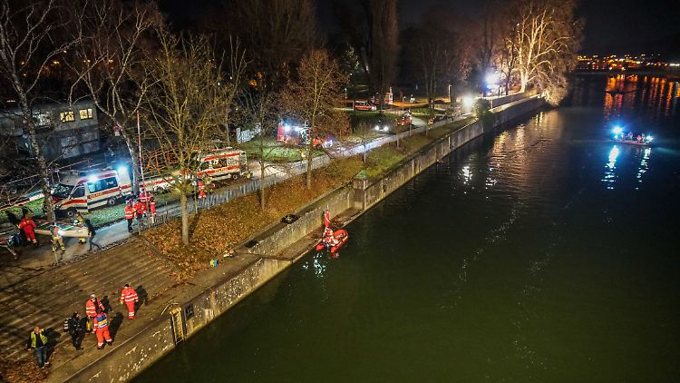 Trotz mehrerer Rettungsversuche geht der Mann im Fluss unter.