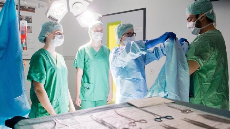 Wer sich vorstellen kann, eine gewisse Zeit in einer ärztlich unterversorgten Region zu arbeiten, kann unter Umständen seine Chancen weiter steigern.