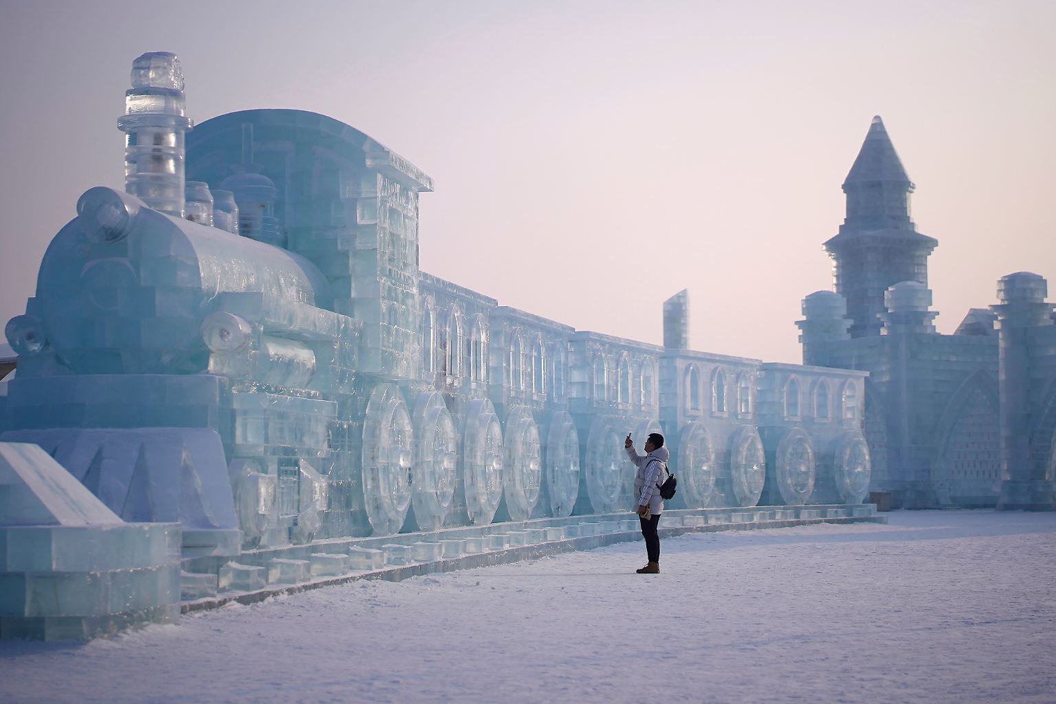 In der nördlichsten Provinz Chinas steht eine kleine Stadt aus Eis. Zumindest könnte man in Harbin diesen Eindruck gewinnen.