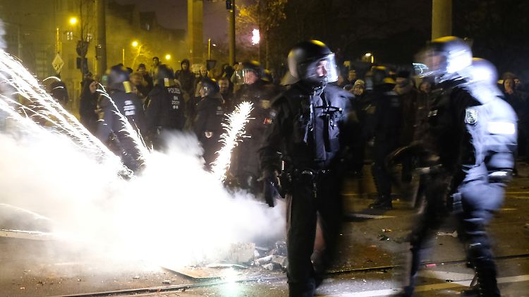Linksextreme griffen in der Silvesternacht Polizisten an. Die genauen Umstände sind aber noch unklar.