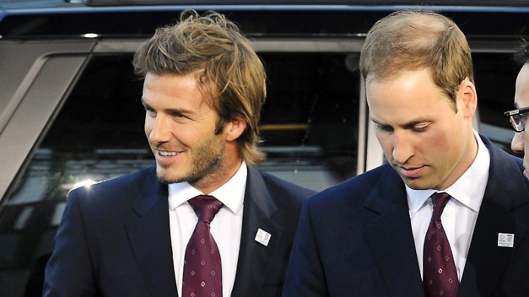 Prinz William hat sichtbar schütteres Haar, obwohl er erst 28 Jahre alt ist. Der sieben Jahre ältere David Beckham dagegen präsentiert sich mit voller Mähne.