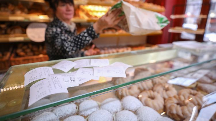 Ein Kassenzettel für Brötchen? In dieser Bäckerei bleiben viele Bons einfach liegen. 