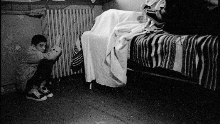 Ein ängstlicher Junge im Januar 1990 in einem Waisenhaus in der Nähe von Bukarest.