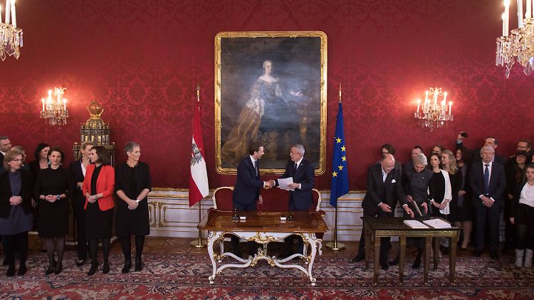 Die Kaiserin schaut, und Präsident Van der Bellen (r) gratuliert Kurz (l).