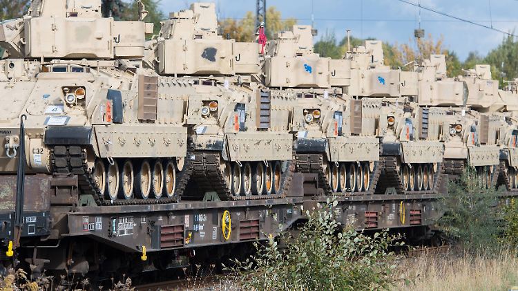 Ein Zug mit Militärfahrzeugen der US-Streitkräfte fährt 2017 durch Sachsen: Ab dem 20. Januar wird es vermehrt Schwertransporte quer durch Deutschland geben.