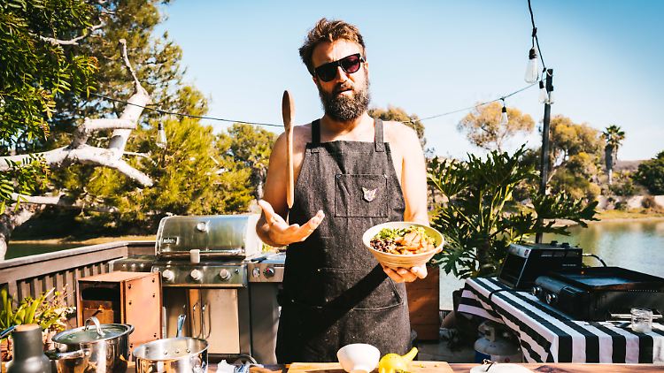Paul Ripke macht am Grill eine gute Figur - auch ohne Fleisch.