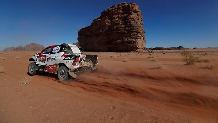 Fernando Alonso und sein Beifahrer Marc Coma zeigen überraschend starke Leistungen bei der Rallye Dakar.
