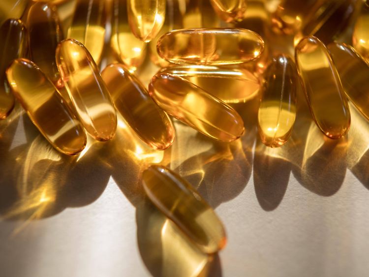 Omega-3-Fettsäuren als Softgel: Schwangere sollten auf eine ausreichende Zufuhr von Omega-3-Fettsäuren achten.