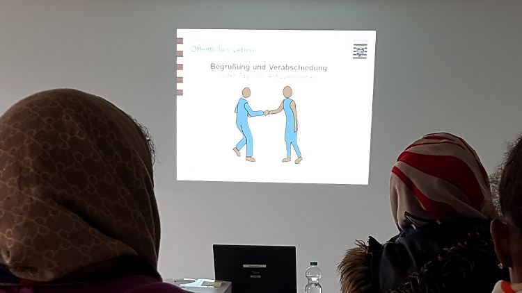 Asylsuchende aus Eritrea besuchen einen "Wertevermittlungskurs" in der Erstaufnahmeeinrichtung in Gießen.