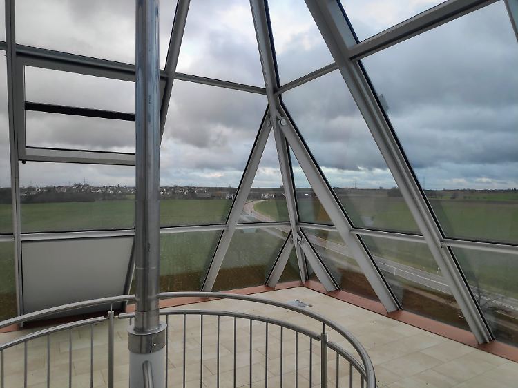 Von der Pyramidenspitze in 17 Metern Höhe lassen sich die umliegenden Felder überblicken.