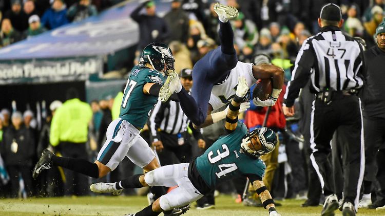 Seattles Marshawn Lynch (weißes Trikot) wird im Wild Card Game getackelt und trifft in den NFL-Playoffs nun mit seinen Seahawks auf die Green Bay Packers.