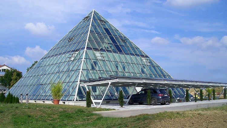 800 Quadratmeter Wohnfläche haben unter der gläsernen Pyramide Platz.