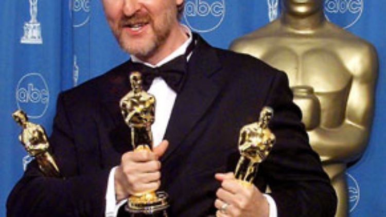 Cameron stellt in New York seinen Film "Die Grabhöhle von Jesus" und die Expertise von "namhaften Archäologen, DNA-Experten und Schriftforschern" zusammen mit einem Buch zu dem Film vor. (Hier mit seinen drei "Titanic"-Oscars)