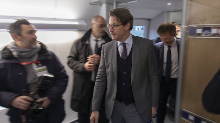 Verkehrsminister Scheuer lässt sich vom Bahnvorstand den neuen ICE 4 zeigen.