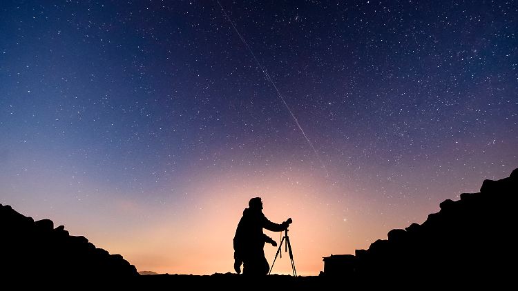 Die "Starlink"-Satelliten ziehen wie eine Perlenkette über den Nachthimmel. Die Langzeitbelichtung lässt es auf diesem Foto wie eine Schnur erscheinen.