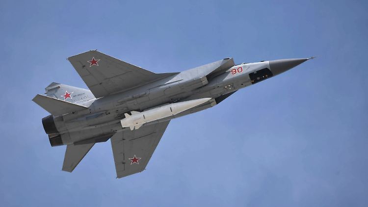 Eine MIG-31 ausgerüstet mit einer "Kinschal"-Rakete.