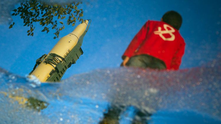 Spiegelung einer iranischen Sejjil-Rakete. sie hat eine Reichweite von schätzungsweise rund 2000 Kilometern.