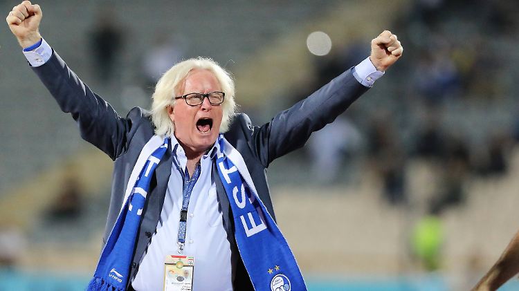 Winnie Schäfer hat viel von der Welt gesehen. Hier jubelt er in Diensten von Esteghlal Teheran aus dem Iran.