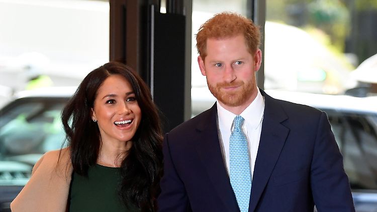 Während Meghan schon wieder in Kanada ist, verhandelt Harry mit der royalen Familie eine "praktikable" Rolle für das Paar.