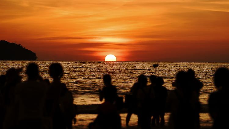 Im Urlaub und am Meer fotografieren Menschen den Sonnenuntergang besonders gerne.