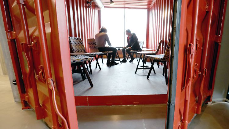 In Rostock steht ein ganzes Hotel aus Containern.