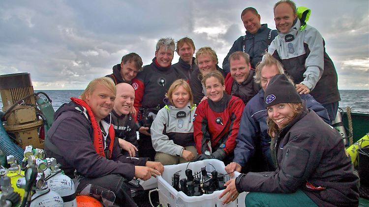 Eine Gruppe von Tauchern, fand den Champagner.