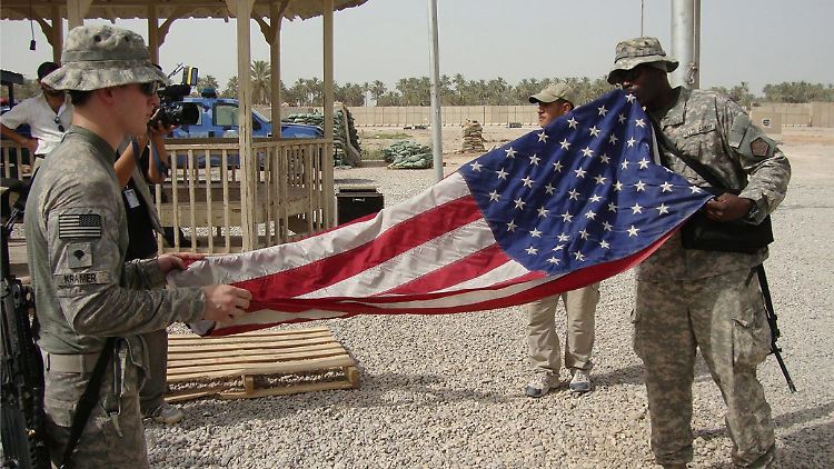 Müssen vielleicht bald die Flaggen streichen: US-Soldaten in einem Stützpunkt nahe Bagdad. 