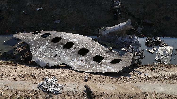 Niemand überlebte den Absturz des Boeing-Flugzeugs nahe Teheran.