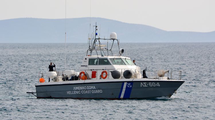Die griechische Küstenwache ist mit mehreren Booten und Hubschraubern im Einsatz.