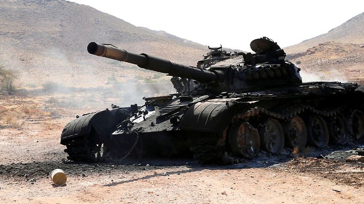 Letztes Jahr im April begann die Offensive auf Tripolis. Hier ist ein zerstörter Panzer der Haftar-Truppen südlich der Hauptstadt zu sehen.