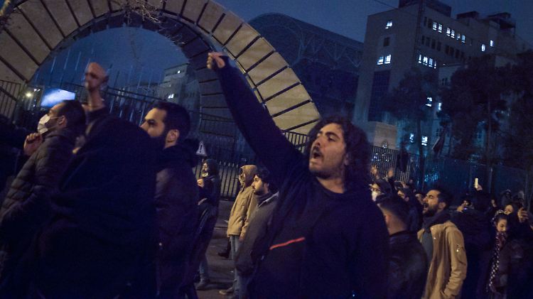 Proteste nach dem Abschuss einer Passagiermaschine durch die iranische Luftwaffe in Teheran: Experten meinen, das spiegelt nicht die Mehrheitsmeinung im Iran wider. 