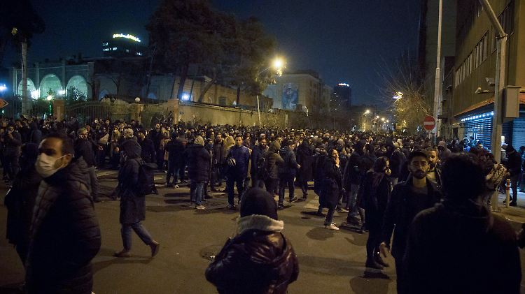 Iranische Studenten protestierten gestern vor der Amirkabir Universität nach einer Trauerfeier für die Opfer des Flugzeugabsturzes. 