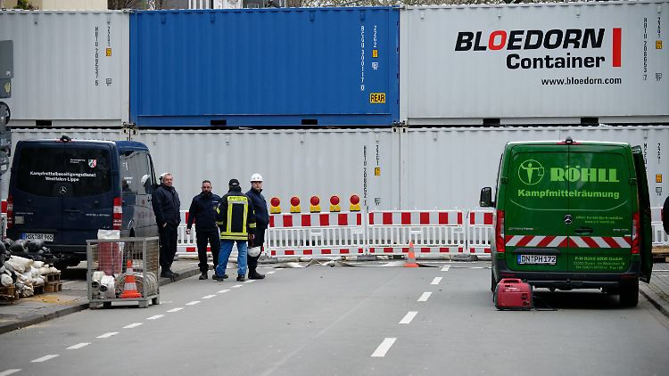 Die Sprengmeister sind in Dortmund fertig, die Containerwand war als Schutzwall gedacht.