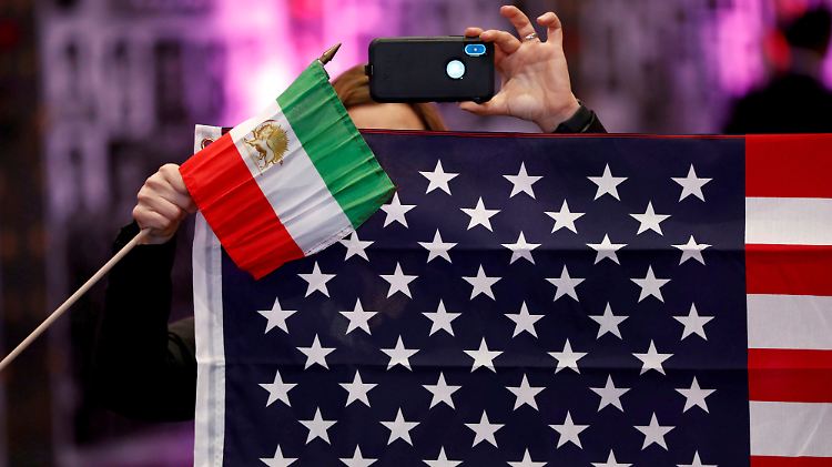 Iranischstämmige Amerikaner drücken in Los Angeles ihre Solidarität mit den Demonstranten in Teheran aus.
