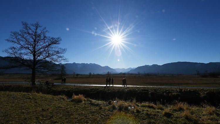 Sonne über dem Murnauer Moos: Fühlt sich an wie Frühling, ist aber noch nicht der Frühling.