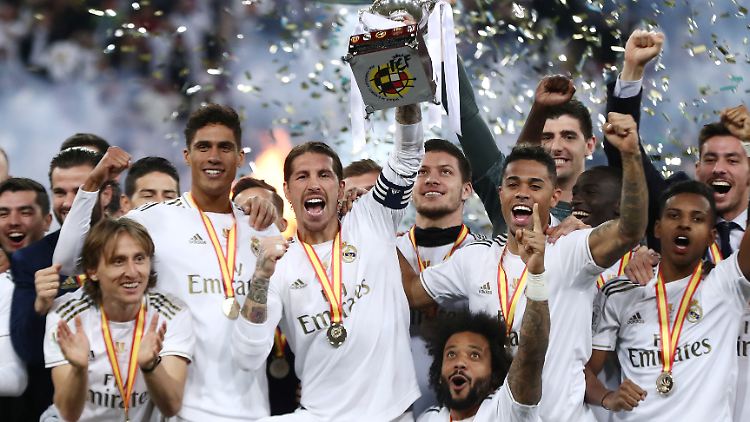 Kapitän Sergio Ramos hebt den Pokal in den Himmel von Saudi-Arabien.