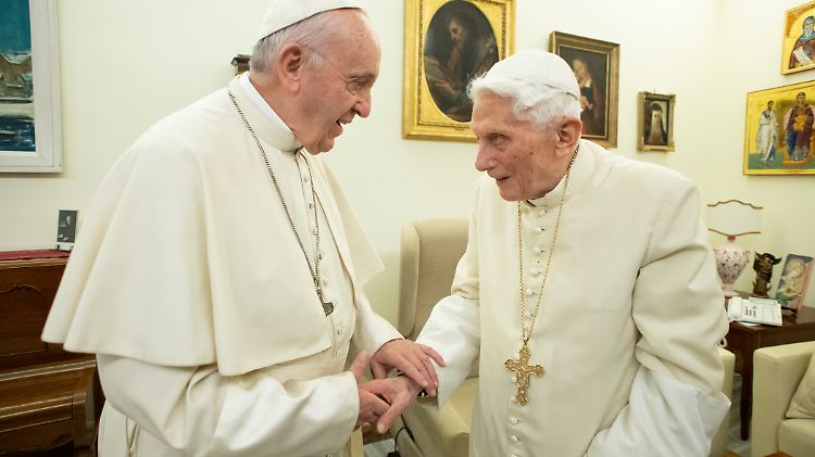 Eigentlich hat nur noch der Linke das Sagen: Papst Franziskus mit seinem Vorgänger Benedikt im Dezember 2018.