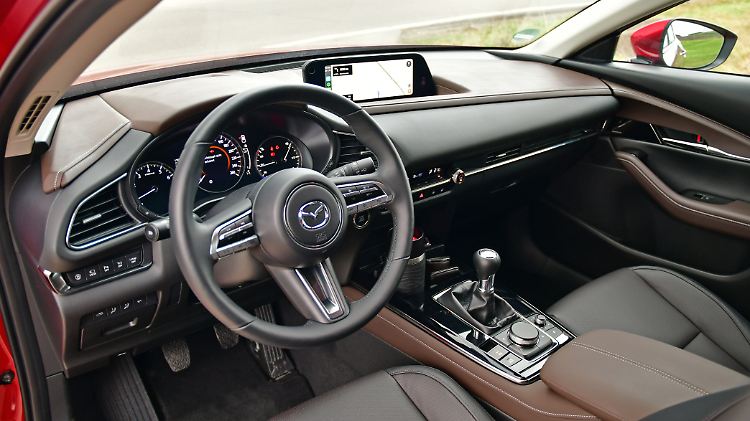 Der Innenraum des Mazda CX-30 ist ohne viele Schnörkel schick und richtig gut verarbeitet.
