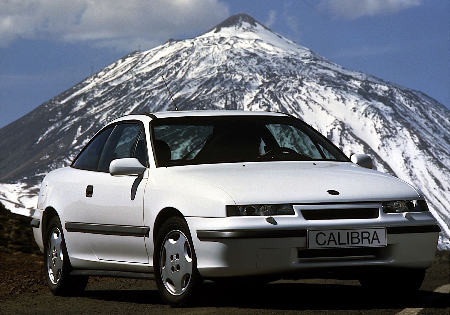 Einen Oldie zu fahren ist in Deutschland so populär wie nie. Nach Angaben des Kraftfahrt-Bundesamtes (KBA) gab es zum 1. Januar 2019 insgesamt 474.561 Pkw-Oldtimer mit einem Alter von 30 Jahren und mehr. Anfang 2010 waren es erst 188.360 solcher Auto. Auch im Jahr 2020 gibt es bei den 30-Jährigen Neuzugänge wie zum Beispiel den Opel Calibra.