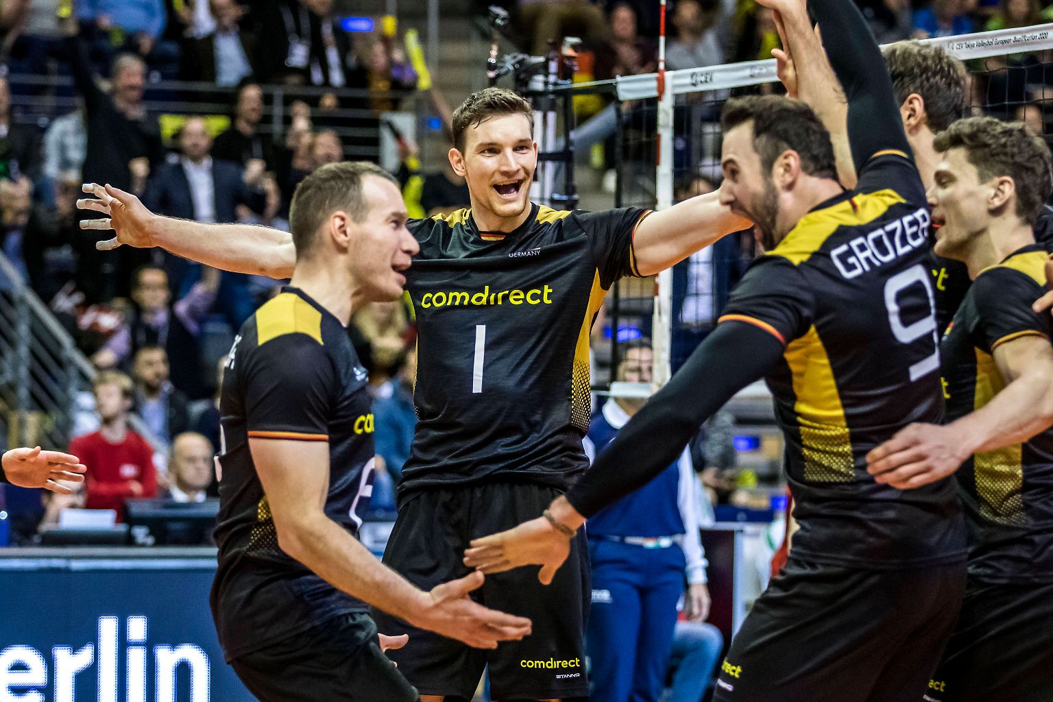 Da spielen die deutschen Volleyballer dieser Tage ein prima Qualifikationsturnier, ziehen in der Berliner May-Schmeling-Halle ins Endspiel ein - und verlieren dort mit 0:3 gegen Frankreich.