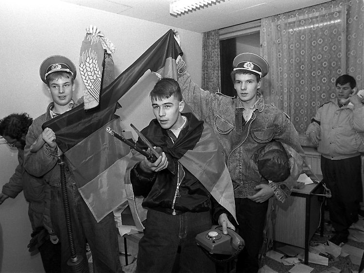 Jugendliche decken sich mit Utensilien aus der Stasi-Zentrale ein.