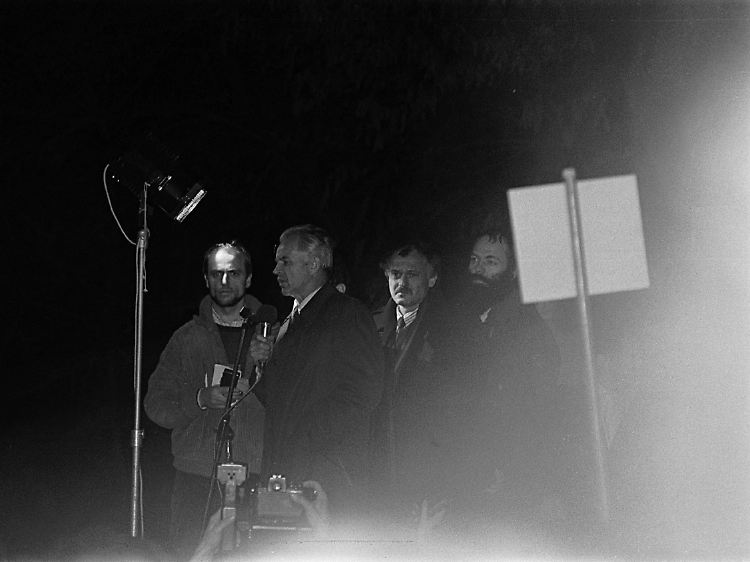 Hans Modrow spricht zu den Demonstranten. Rechts neben ihm der Sozialdemokrat Ibrahim Böhme, der wenig später als Stasi-IM enttarnt wird. Ganz rechts der spätere DDR-Außenminister Markus Meckel.