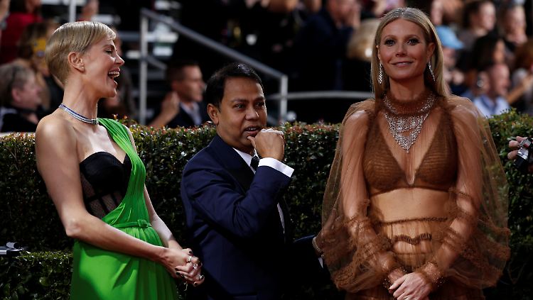 "Hm, riecht es nicht ein ganz kleines bisschen nach Bergamotte an Rose neben Ambrettesamen?" fragt sich hier doch sicher gerade Hollywood Foreign Press Association-Mitglied Munawar Hosain (M.). 