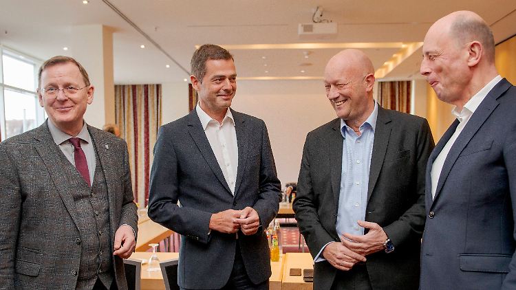 Der Thüringer Ministerpräsident Bodo Ramelow, CDU-Fraktionschef Mike Mohring, FDP-Fraktionschef Thomas Kemmerich und SPD-Minister Wolfgang Tiefensee (v.l.) beim Parteien-Treffen im Thüringer Parlament.