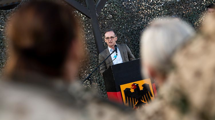 Außenminister Maas spricht vor den Truppen, die auf der Luftwaffenbasis Al-Asrak stationiert sind.