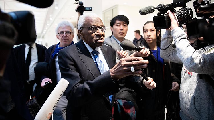 Lange blieb Diack nicht im Gericht. Allerdings steht der 86-Jährige seit 2015 unter Hausarrest.