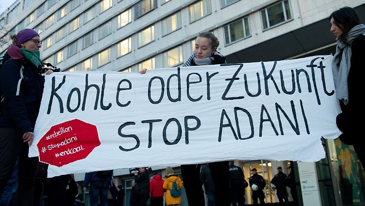 In Hamburg protestieren Aktivisten gegen die Siemens-Entscheidung.