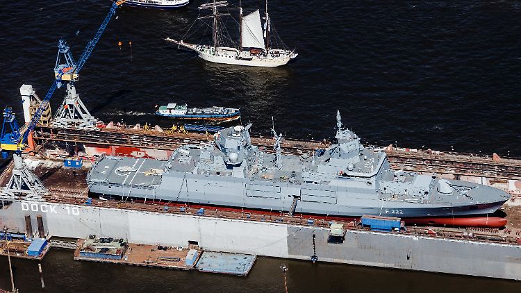 Die Fregatte "Baden Württemberg" der Baureihe F125 liegt in einem Dock der Werft Blohm + Voss. Die Werft soll nun auch am Bau der "MKS 180" beteiligt sein.