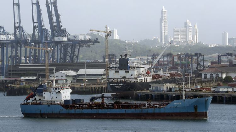 Ein Frachtschiff beendet seinen Transit durch den Panamakanal auf der Pazifikseite.