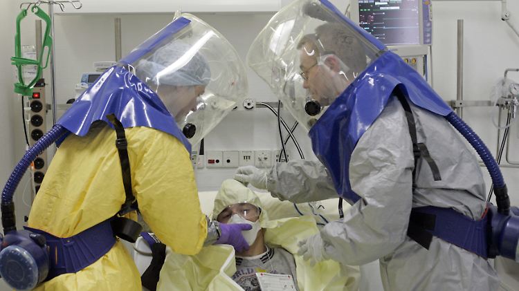 Das Sars-Virus trat bereits in anderer Variante 2002 und 2003 auf. Damals starben mehr als 800 Menschen weltweit. Um darauf vorbereitet zu sein, wird - wie hier im Klinikum St. Georg - für den Notfall geübt.  